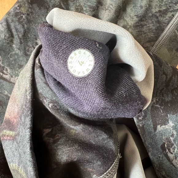 Lululemon size 4 marbled leggings - Picture 4 of 4